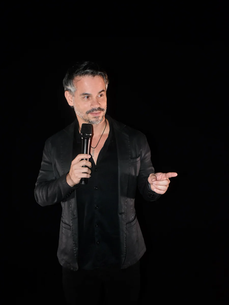 Eduardo Carriel durante uma apresentação